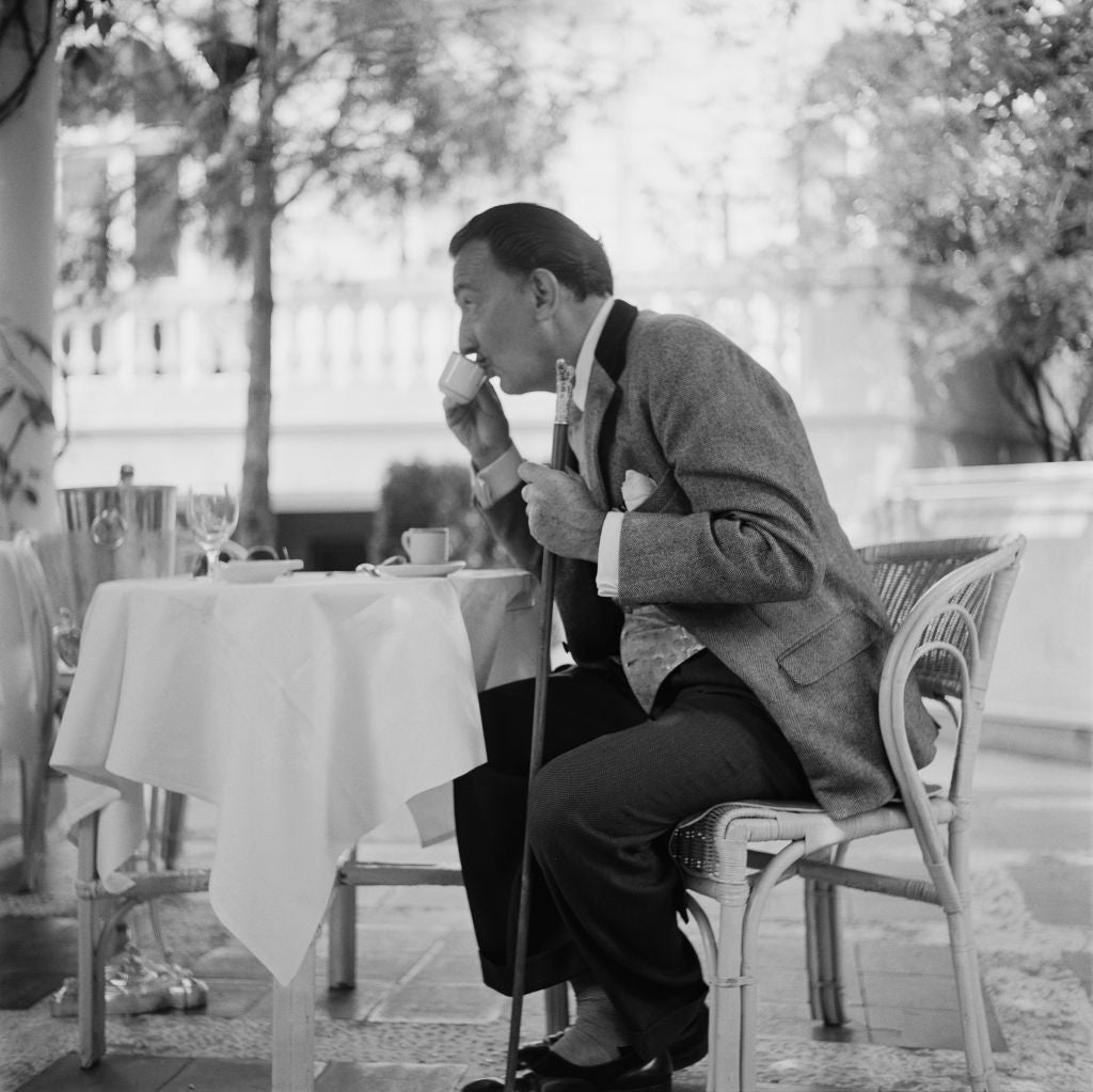 Coffee With Dali (Ritz Hotel, Madrid), 1955 by Slim Aarons