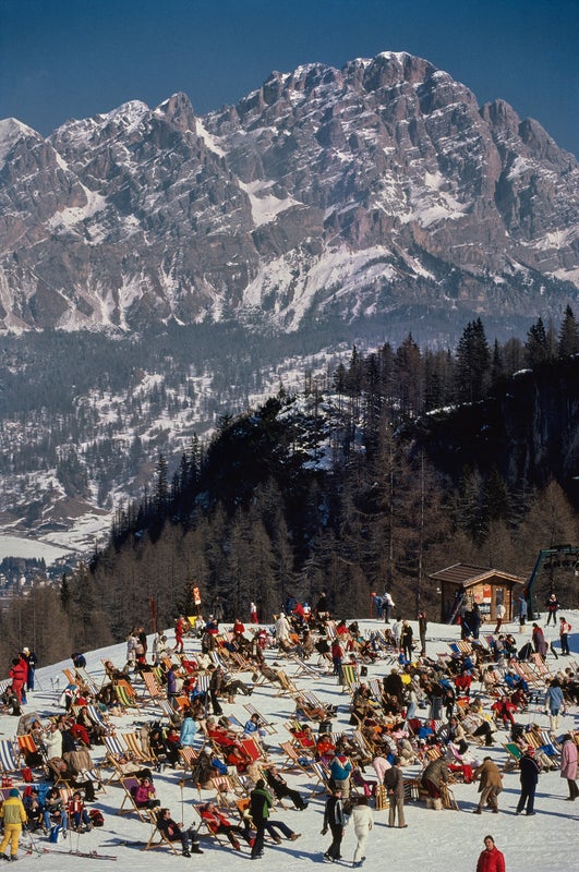 Cortina d'Ampezzo (Skiers Relax), 1988 by Slim Aarons